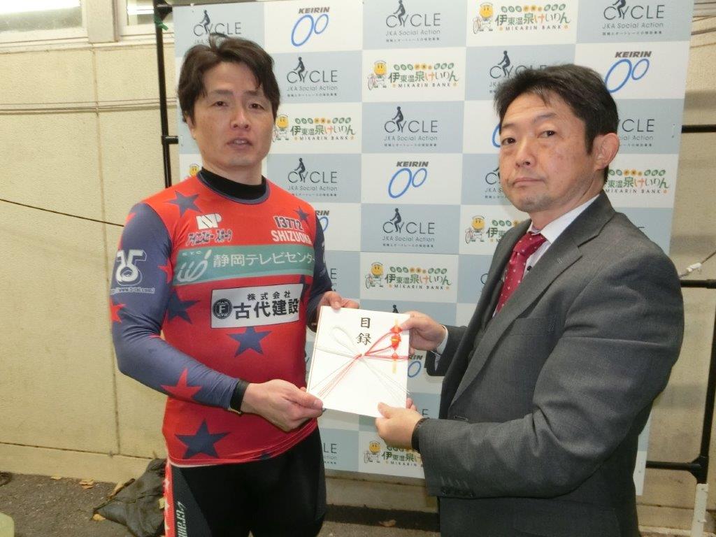 福西開催執務委員長に目録を渡す岡村選手